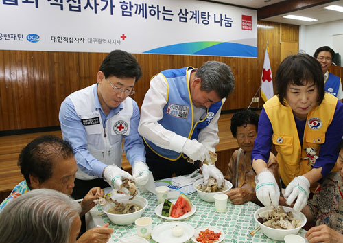 봉사활동 중인 DGB금융그룹 박인규 회장(파란색 조끼)과 대한적십자사 대구지사 송준기 회장. 대구은행 제공