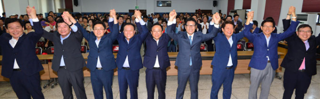 새누리당 당 대표 및 최고위원 출마를 선언한 의원들과 대구경북지역 의원들이 15일 새누리당 대구시당에서 열린 윤재옥 대구시당위원장 취임식에서 손을 맞잡고 당원들에게 인사를 하고 있다. 왼쪽부터 곽대훈 의원, 강석호 최고위원 후보, 김용태 당 대표 후보, 윤재옥 시당위원장, 이주영