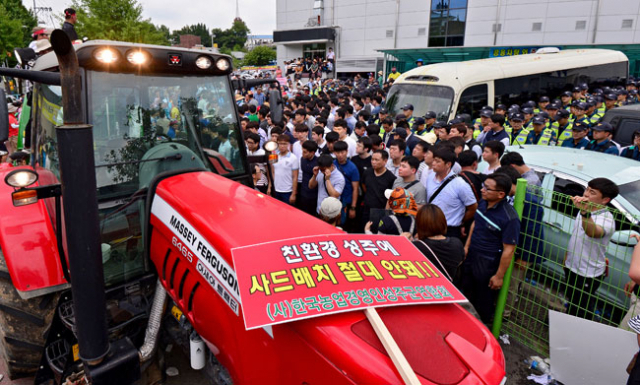 15일 성주군민들이 사드 배치와 관련 군민설명회를 위해 성주군청을 방문한 황교안 국무총리 일행 버스를 트랙터로 막고 대치하고 있다. 김영진 기자 kyjmaeil@msnet.co.kr