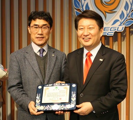 통합 대구시수영연맹과 대구FC 후원 모임인 엔젤클럽을 이끌게 된 이호경(왼쪽) 회장이 권영진 대구시장과 포즈를 취했다. 대구FC 제공