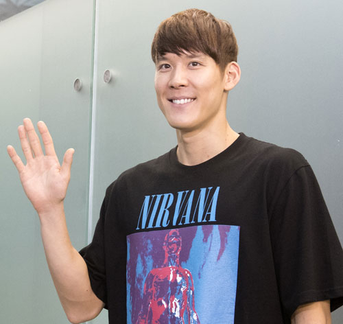 수영 국가대표 박태환이 17일 인천공항 출국장에 들어서며 취재진을 향해 손을 흔들고 있다. 연합뉴스
