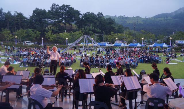 매일신문이 창간 70주년을 맞아 16일 준비한 제1회 대가야 영화음악제에 경북도립국악단이 영화 주제곡을 연주하고 있다. 전병용 기자