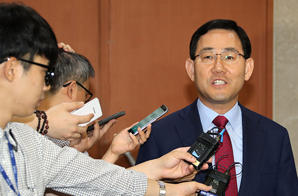 새누리당 주호영 의원이 18일 오전 국회 정론관에서 기자회견을 열고 8ㆍ9 전당대회에서 당 대표 경선에 출마할 것을 밝힌 뒤 기자들의 질문에 답하고 있다. 연합뉴스