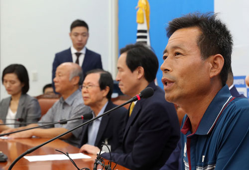 성주 사드배치저지 투쟁위원회 투쟁위원인 이재동(오른쪽) 성주군 농민회장이 18일 오전 국회에서 더불어민주당 우상호 원내대표를 면담하고 있다. 연합뉴스