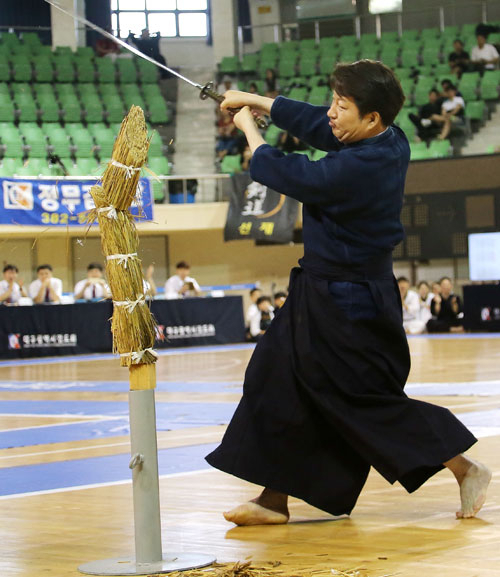 권영진 대구시장이 17일 대구체육관에서 열린 제21회 대구시장기 검도대회 개회식에서 짚단 베기 시연을 하고 있다. 대구시검도회 제공