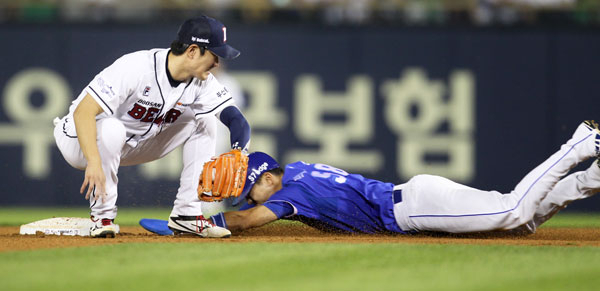 삼성 라이온즈의 박해민이 19일 서울 잠실야구장에서 열린 2016 프로야구 두산 베어스와의 경기 6회초 2사 1루 때 1루에 나가 있다가 2루 도루를 성공시키고 있다. 삼성 라이온즈 제공