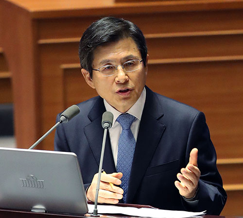황교안 국무총리가 19일 오전 열린 국회 본회의에서 여야 의원의 사드배치 관련 현안 질문에 답하고 있다. 연합뉴스
