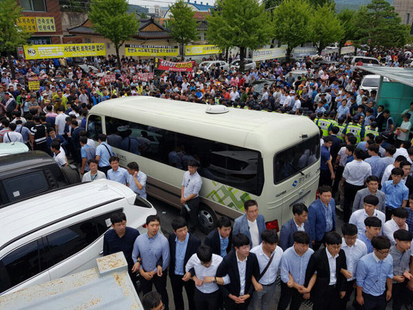 지난 15일 성주군청에서 열린 사드 배치 설명회 당시 시위 현장의 모습. 황교안 총리는 분노한 성주군민들에게 둘러싸여 6시간 넘게 미니버스 안에서 옴짝달싹하지 못했다. 김영진 기자 kyjmaeil@msnet.co.kr
