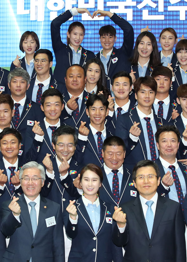 19일 오후 서울 송파구 올림픽공원 올림픽홀에서 열린 2016 리우올림픽 대한민국 선수단 결단식에서 황교안 국무총리, 김종덕 문화체육관광부 장관 및 출전 선수단이 기념촬영을 하고 있다. 우리나라는 금메달 10개, 메달 순위 10위를 목표로 24개 종목에 204명의 선수가 출전하다. 2016.7.19 /연합뉴스
