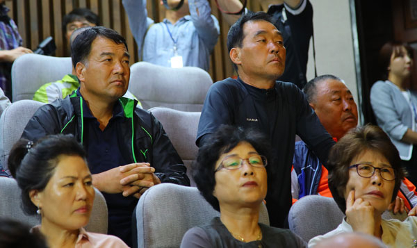 19일 오전 국회에서 열린 본회의를 관람온 경북 성주군민들이 사드 배치 관련 긴급현안 질문을 지켜보고 있다. 연합뉴스