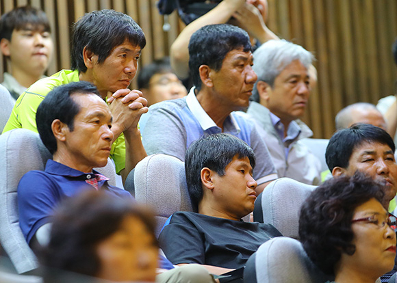 19일 오전 국회에서 열린 본회의를 관람온 경북 성주군민들이 사드 배치 관련 긴급 현안질문을 지켜보고 있다. 연합뉴스