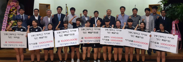 20일 하키부 창단식을 한 강동고 선수단이 대구시교육청 등 관계자들과 함께 포즈를 취했다. 대구시하키협회 제공