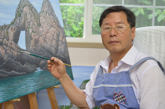 그림을 그리고 있는 권상구 관장.