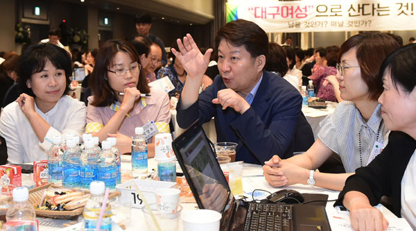 권영진 대구시장이 18일 프린스호텔에서 열린 