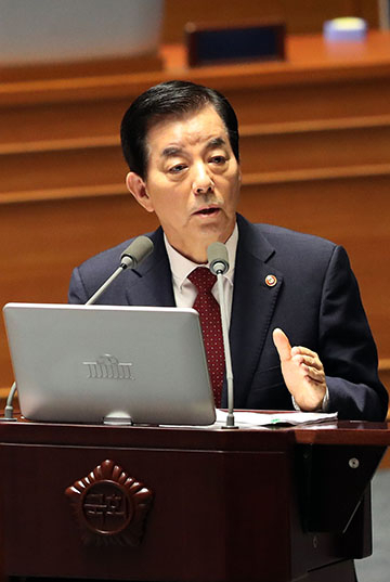 한민구 국방부 장관이 20일 오전 국회 본회의장에서 열린 사드 관련 긴급현안 질문에서 답변하고 있다. 연합뉴스