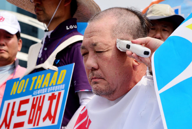21일 오후 서울역 광장에서 열린 성주 군민 사드(THAAD) 반대 서울 상경집회에서 김항곤 성주군수가 삭발을 하고 있다. 김영진 기자 kyjmaeil@msnet.co.kr