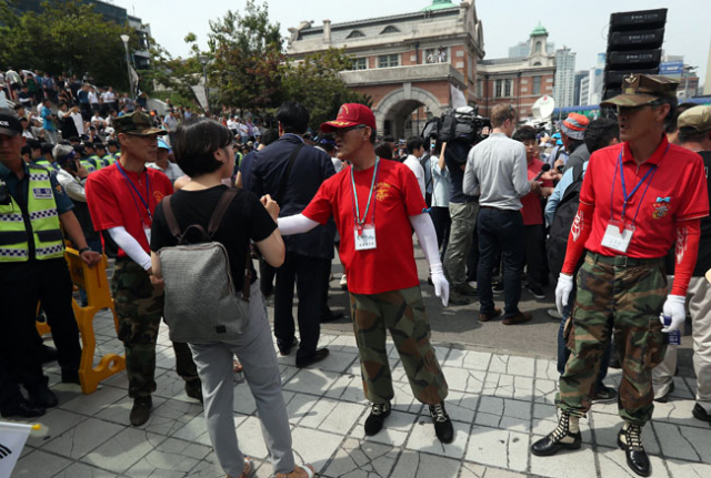 성주군 해병전우회 관계자들이 파란 리본을 가슴에 단 성주 군민들만 입장하도록 통제하고 있다. 연합뉴스