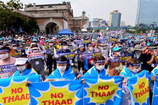 21일 오후 서울역 광장에서 열린 성주 군민 사드(THAAD) 반대 서울 상경집회에서 군민 2천여 명이 사드 배치 철회를 요구하는 침묵 시위를 하고 있다. 김영진 기자 kyjmaeil@msnet.co.kr