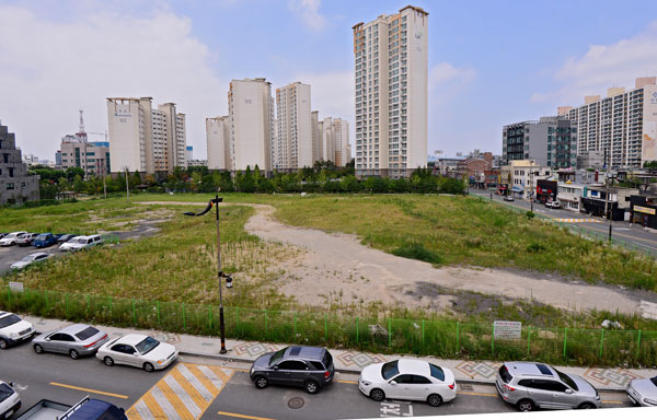 20일 오전 대구 북구 칠성휴먼시아 아파트 옆 초등학교 부지에 잡초가 무성히 자라나 있다. 6년째 방치된 이 부지는 먼지 발생과 해충이 많아 인근 거주 주민들의 원성을 사고 있다. 김영진 기자 kyjmaeil@msnet.co.kr