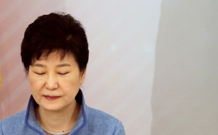 박근혜 대통령이 22일 청와대에서 열린 중견기업인 격려 오찬에서 눈을 감고 생각에 잠겨 있다. 연합뉴스