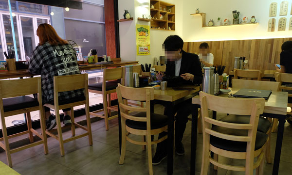 대구시 중구의 한 음식점 점심 풍경. 손님의 절반 정도가 