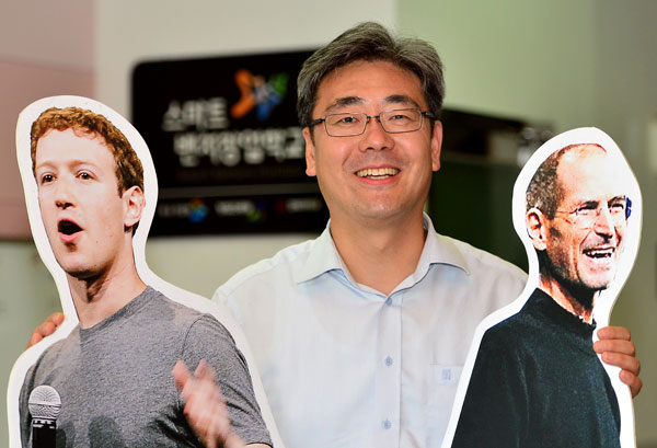 대구 스마트벤처창업학교 입구에는 애플 설립자 스티브 잡스와 페이스북 CEO 마크 주커버그 사진이 세워져 있다. 김 학교장은 지역의 많은 젊은이들이 꿈을 키웠으면 한다고 했다. 정운철 기자 woon@msnet.co.kr