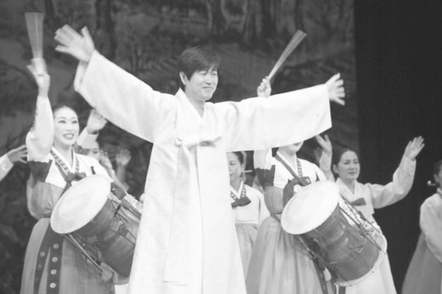 동부민요보존회 박수관(가운데) 명창 공연 모습.