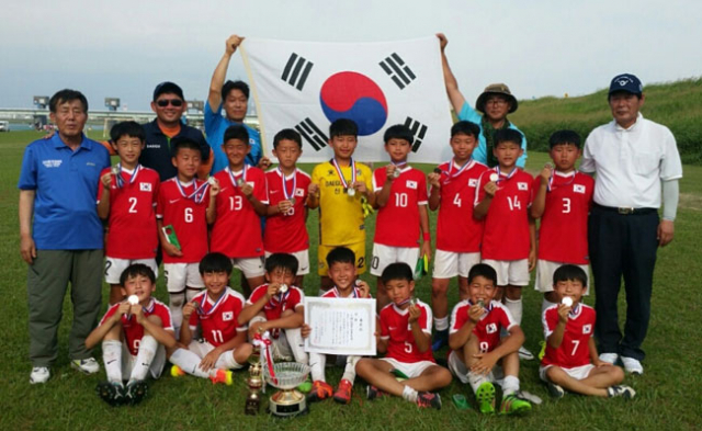 23, 24일 일본 구루메시에서 열린 제12회 일본 레인보우컵 국제주니어축구대회에서 우승한 대구 유소년 축구 대표팀이 포즈를 취했다. 대구시체육회 제공