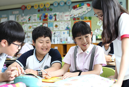 대구교육대학교부속초등학교 학생들이 친구들과 서로 협력하며 자신의 질문에 답을 찾아가고 있다. 혼자 하는 공부보다 친구와 함께하는 공부가 더 행복하다는 학생들은 집단지성을 활용하며 공동체의 소중함을 경험하고 있다.