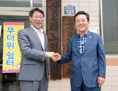 이탁구(왼쪽) 농협 대구본부장이 김문오 달성군수로부터 오산2리 명예이장으로 위촉됐다. 달성군 제공