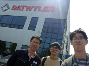 한국댓와일러 관계자와 청년기자단 김창형(가운데)