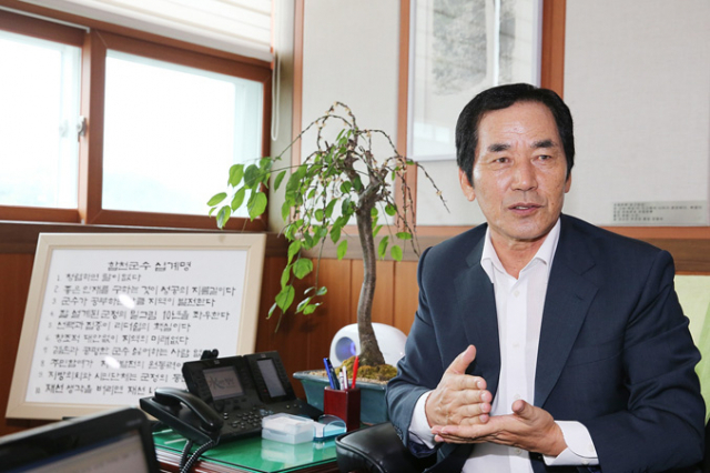 하창환 합천군수는 군수가 지켜야 할 십계명을 항상 옆에 두고 매일 출퇴근 때마다 십계명을 바라보며 업무의 시작과 마무리를 하고 있다. 합천군 제공