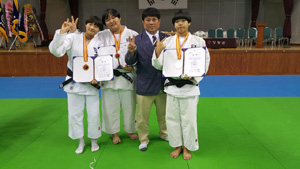 2016 하계 전국 남녀 중고유도연맹전 여중부에서 금메달 3개와 동메달 1개를 획득한 입석중 선수단. 대구시유도회 제공