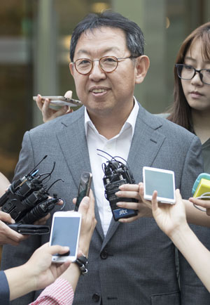 우병우 청와대 민정수석을 둘러싼 각종 의혹을 조사할 대통령 직속 이석수 특별감찰관이 26일 오후 서울 종로구 특별감찰관실이 있는 건물을 나서고 있다. 연합뉴스