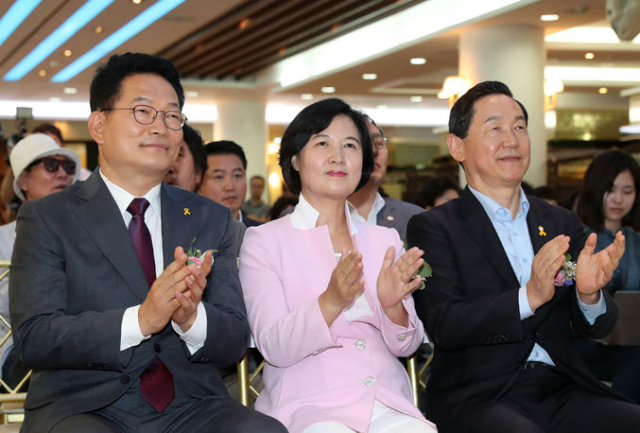 박수하는 더민주 당 대표 후보들 당권 도전에 나선 더불어민주당 송영길(왼쪽부터)