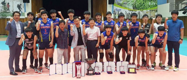 제50회 대통령배 전국남녀중고배구대회 결승전에서 우승한 경북대사대부설고 배구부와 학교 관계자들이 기념촬영을 하며 파이팅을 외치고 있다. 사진=경북대사대부설고 제공