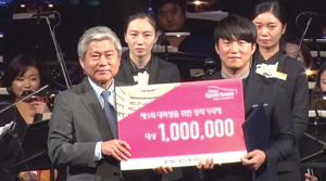 배선주(왼쪽) 대구오페라하우스 대표와 2015년 대상 수상자 강한뫼 씨.