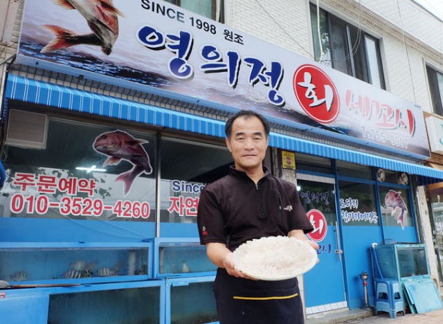 영의정회세꼬시 김영암 대표가 자신이 손질한 자연산 세꼬시회에 대해 설명하고 있다. 선임기자 noik@msnet.co.kr
