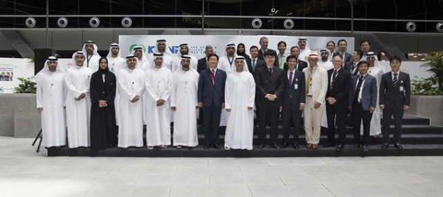 UAE 아부다비 ENEC 본사에서 조석 한수원 사장과 모하메드 알 하마디 사장이 바라카에 짓고 있는 한국형 원전 4기에 대한 운영지원계약(OSSA)을 체결했다. 한수원 제공.