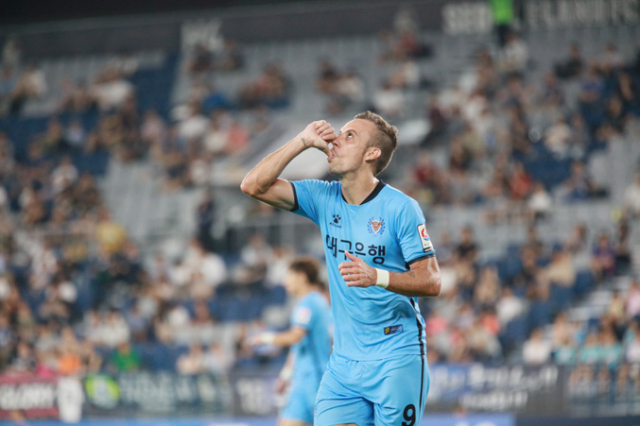 대구FC의 파울로가 27일 열린 K리그 챌린지 서울 이랜드FC와의 원정 경기에서 골을 터뜨린 뒤 세레모니를 하고 있다. 대구FC 제공