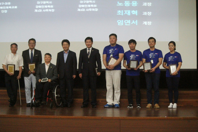 27일 열린 대구시장애인체육회 창립 10주년 기념식에서 감사패와 공로패 수상자들이 권영진 대구시장과 기념촬영하고 있다. 대구시장애인체육회 제공