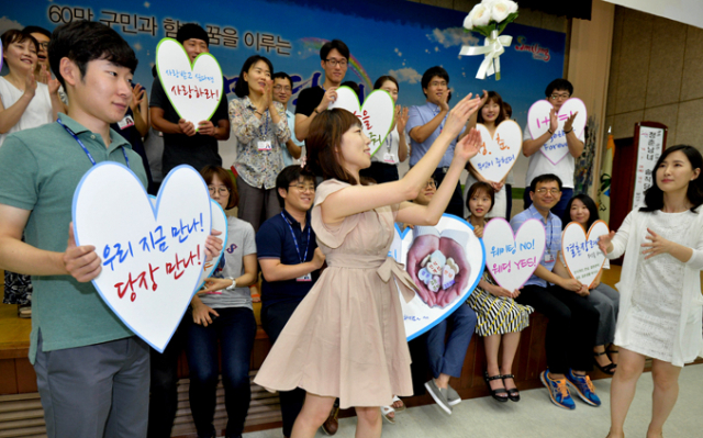 28일 대구 달서구청에서 근무 중인 미혼 남녀들이 구청 대강당에 모여 웨딩부케 던지기 퍼포먼스를 하고 있다. 달서구청은 전국 최초로 