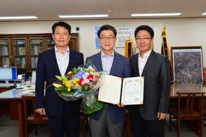 장욱현 영주시장이 2016 매니페스토 우수사례 경진대회에서 우수상을 받았다. 영주시 제공