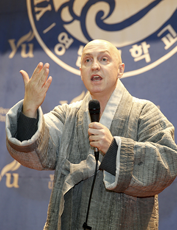강연중인 현각 스님. 매일신문 D/B