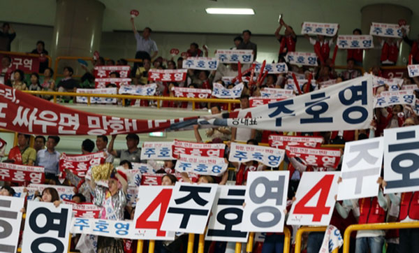31일 오후 경남 창원체육관에서 열린 새누리당 대표와 최고위원 선출 영남권 합동연설회에 참가한 선거인단이 폭염 속 한 후보를 연호하고 있다. 연합뉴스