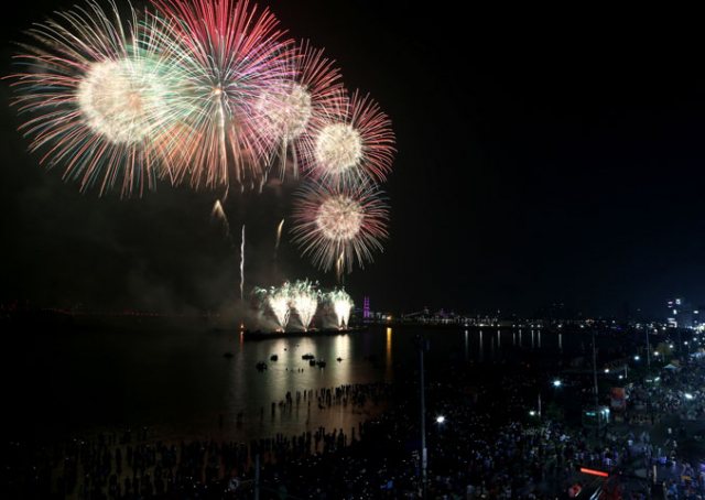 제13회 포항국제불빛축제의 메인행사인 국제 불빛쇼가 7월 30일 밤 영일대해수욕장에서 화려하게 펼쳐졌다. 포스코 제공