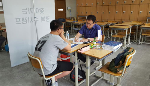 자기소개서 1대 1 컨설팅을 하는 배정흠 영남대 입학사정관.
