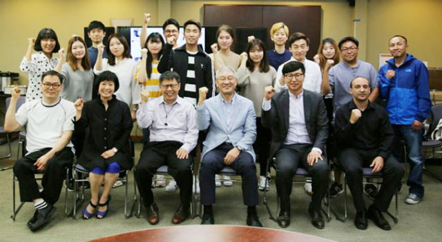 미국 비앤비치과기공소에서 인턴실습을 하고 있는 대구보건대 치기공과 학생들이 올해 입사한 학과 선배들과 파이팅을 외치고 있다. 앞줄 왼쪽 세 번째 조규동 대표, 네 번째 장기환 단장. 대구보건대 제공