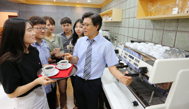 영진전문대 호텔항공조리전공 학생들 실습 모습.