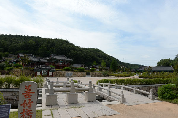 영천 임고서원 앞에는 북한 개성의 것과 똑같은 선죽교가 조성돼 있다
